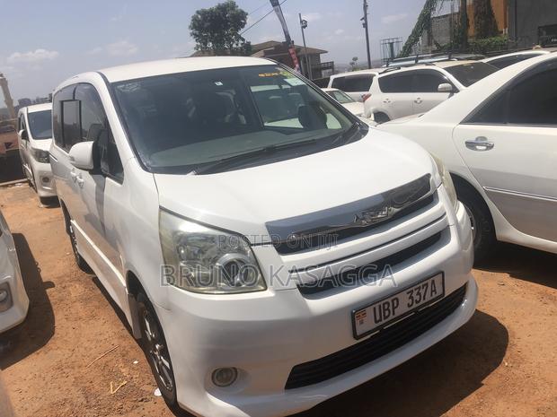 Toyota Noah 2010 White