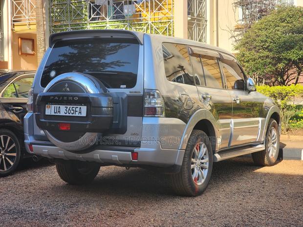 Mitsubishi Pajero 2011 Silver