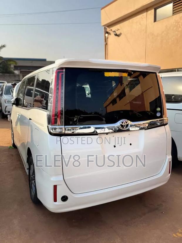Toyota Noah 2018 White
