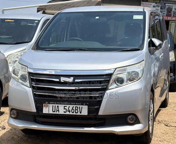 Toyota Noah 2.0 FWD (8 Seater) 2015 Silver
