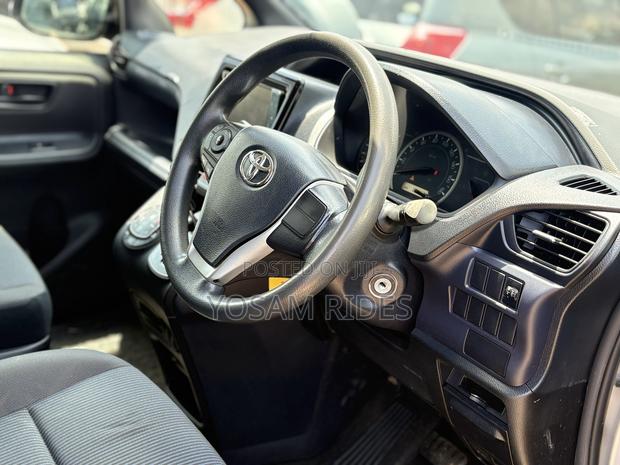 Toyota Noah 2.0 FWD (8 Seater) 2015 Silver