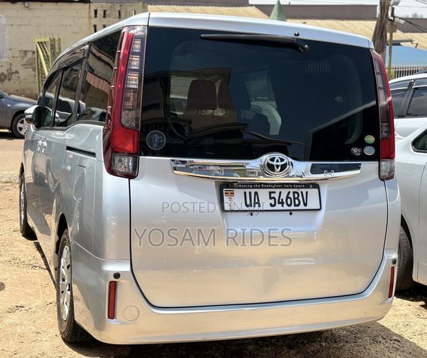 Toyota Noah 2.0 FWD (8 Seater) 2015 Silver