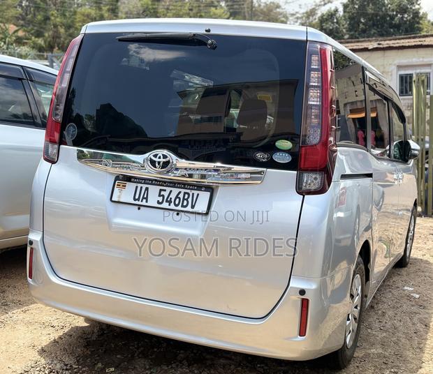 Toyota Noah 2.0 FWD (8 Seater) 2015 Silver