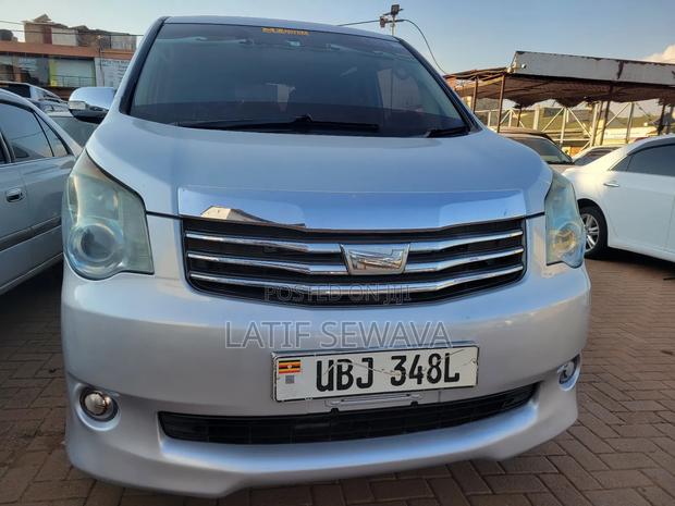 Toyota Noah 2.0 143hp AWD (8 Seater) 2010 Silver