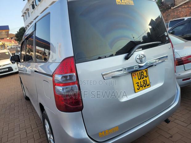 Toyota Noah 2.0 143hp AWD (8 Seater) 2010 Silver
