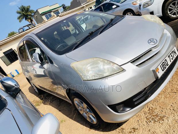Toyota Passo Sette 2011