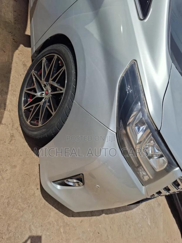 Toyota Alphard 2018 Silver