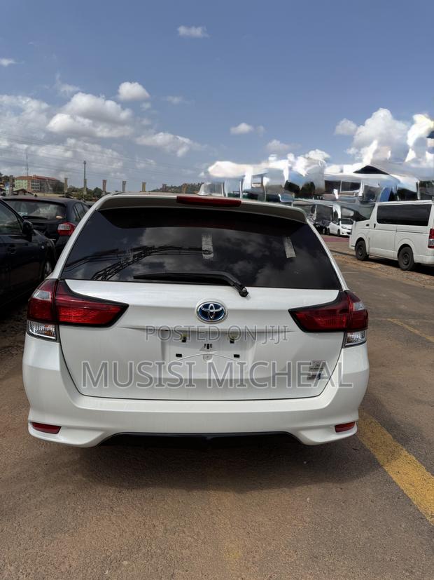 Toyota Corolla Fielder 1.5 Hybrid FWD 2018 White