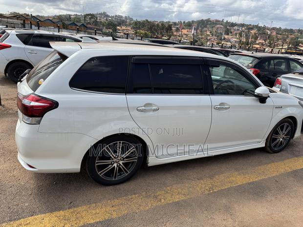 Toyota Corolla Fielder 1.5 Hybrid FWD 2018 White