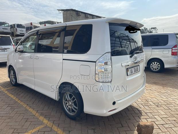 Toyota Noah 2012 White