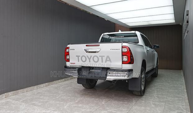 Toyota Hilux 2026 White