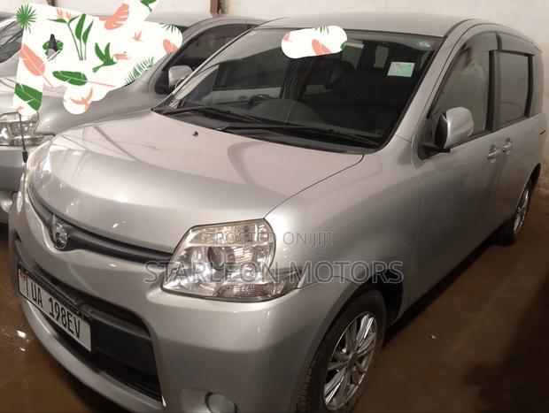Toyota Sienta 2012 Silver