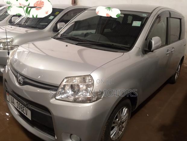 Toyota Sienta 2012 Silver