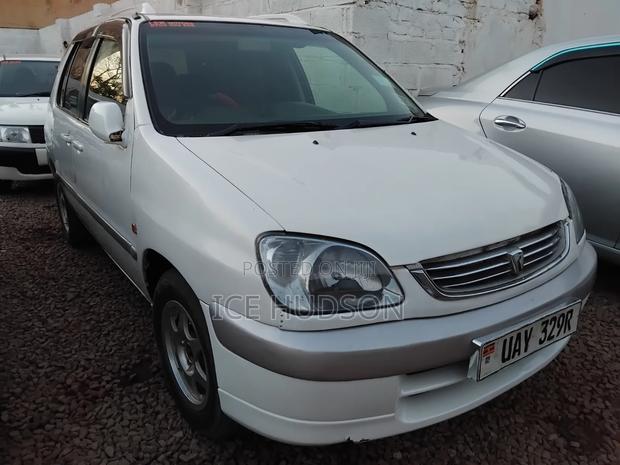 Toyota Raum 2000 Off white