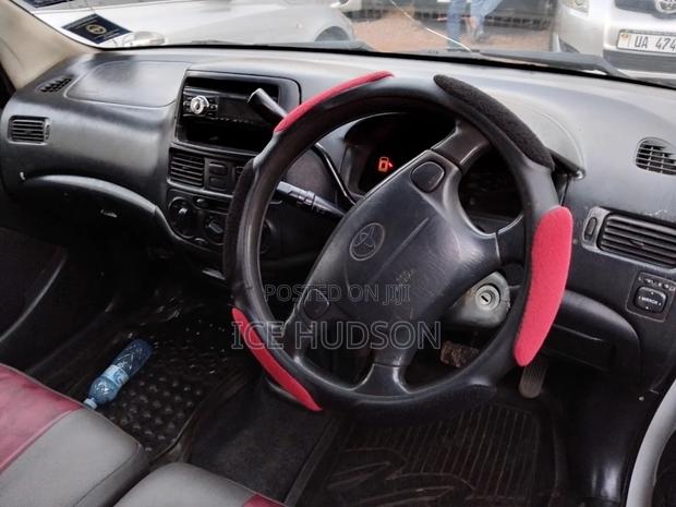 Toyota Raum 2000 Off white