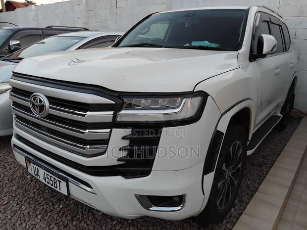 Toyota Land Cruiser 2017 White