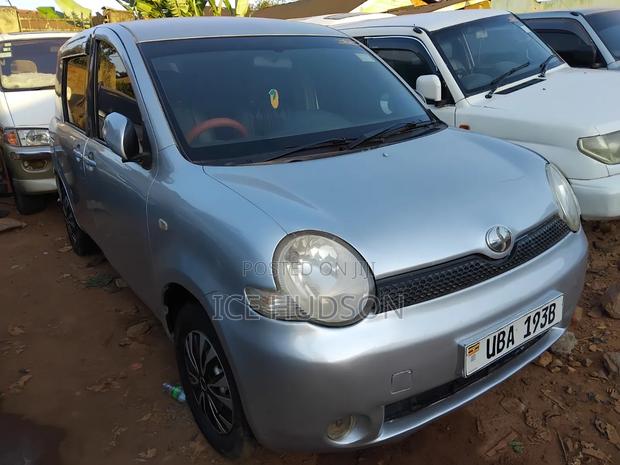 Toyota Sienta 2006 Ivory