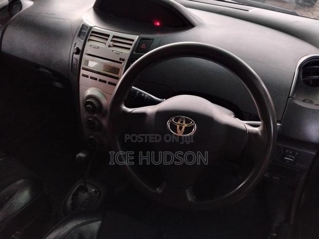 Toyota Vitz 2010 Silver
