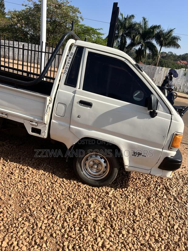 Toyota TownAce 2000 White