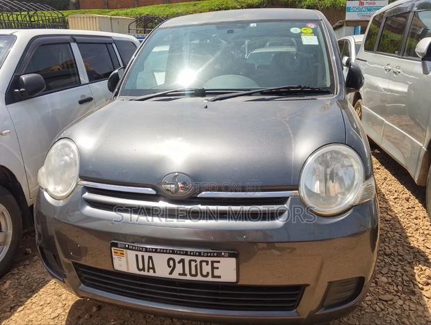 Toyota Sienta 2010 Gray