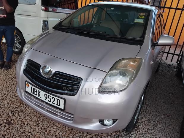 Toyota Vitz 2011 Silver