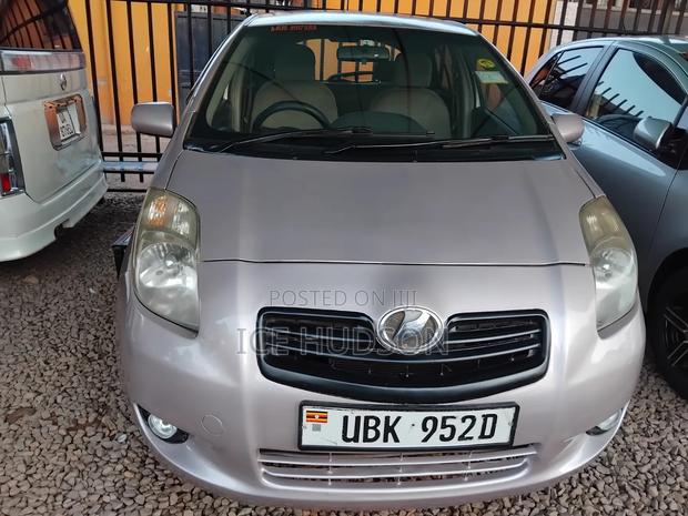 Toyota Vitz 2011 Silver