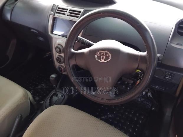 Toyota Vitz 2011 Silver