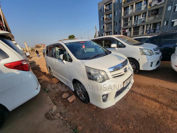 Toyota Noah 2012 White