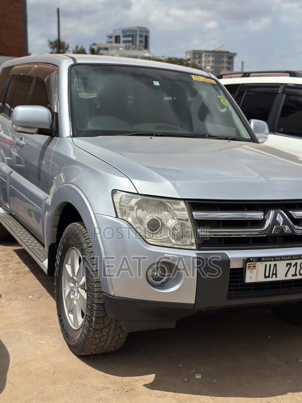 Mitsubishi Pajero 2009 Silver