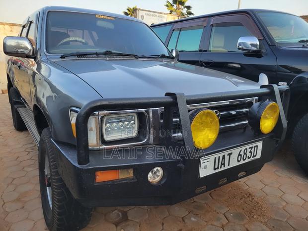 Toyota Hilux 1998 Gray