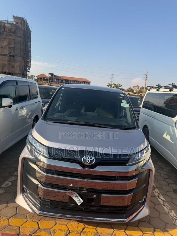 Toyota Noah 2022 Gray