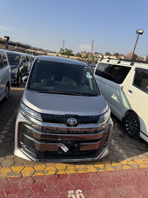 Toyota Noah 2022 Gray