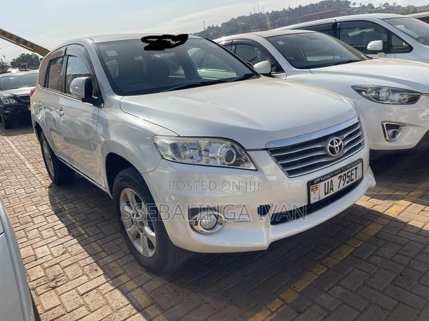 Toyota Vanguard 2010 White