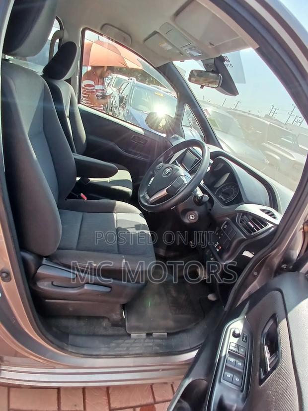 Toyota Noah 2016 Gray