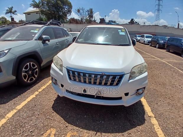 Toyota Vanguard 2013 White