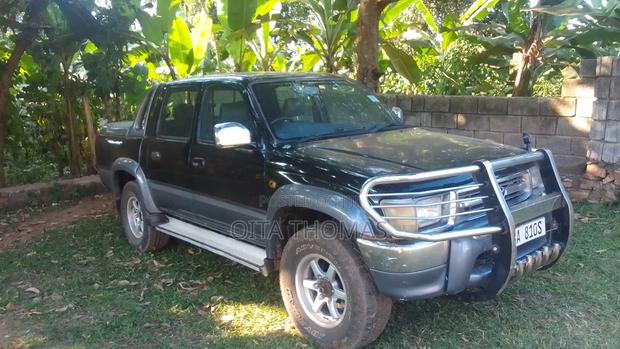 Toyota Hilux 2001 Black