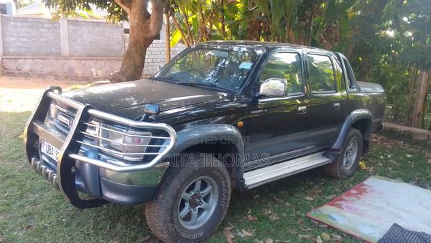 Toyota Hilux 2001 Black