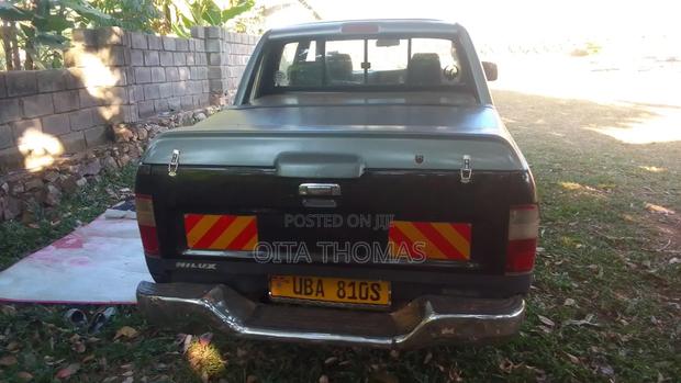 Toyota Hilux 2001 Black