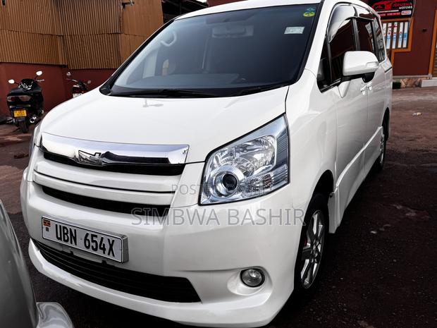 Toyota Noah 2010 White