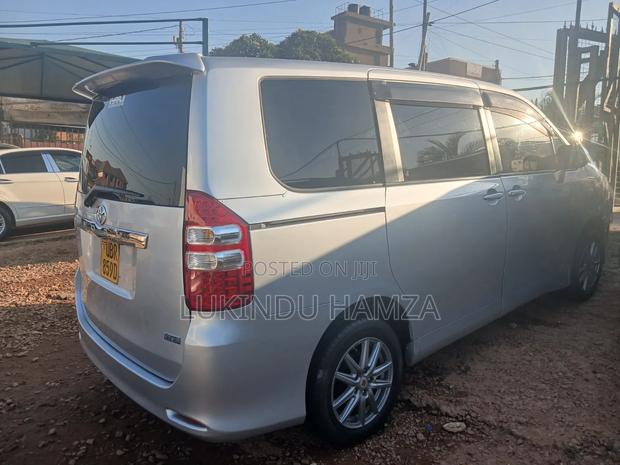 Toyota Noah 2010 Silver