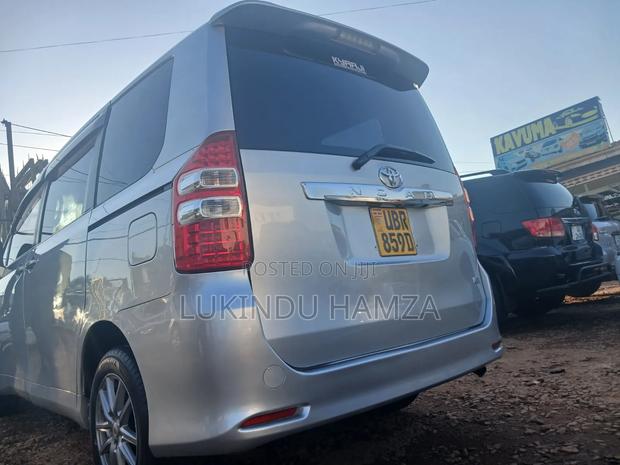 Toyota Noah 2010 Silver
