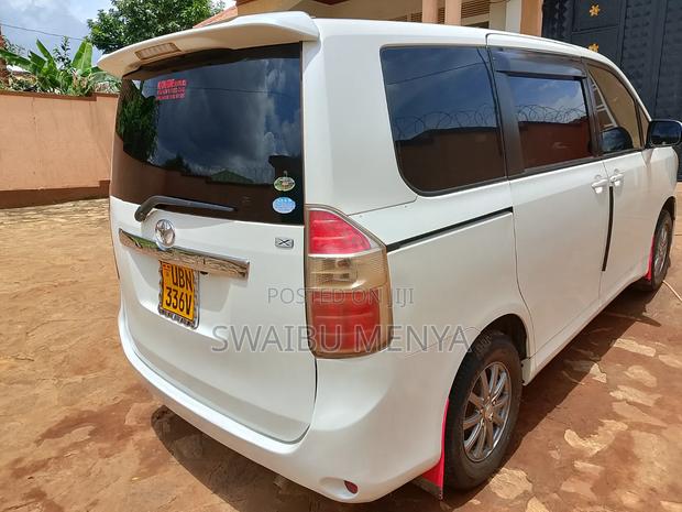 Toyota Noah 2009 White