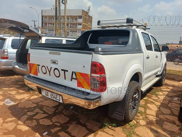 Toyota Hilux 3.0 D-4D 4x4 2013 White