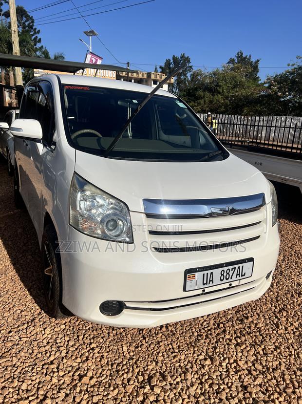 Toyota Noah 2.0 158hp AWD (8 Seater) 2013 White