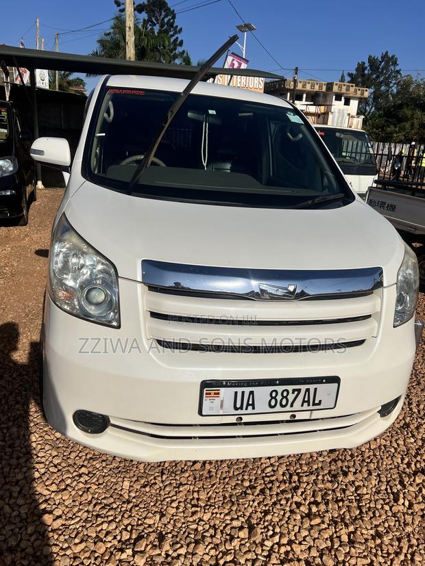 Toyota Noah 2.0 158hp AWD (8 Seater) 2013 White