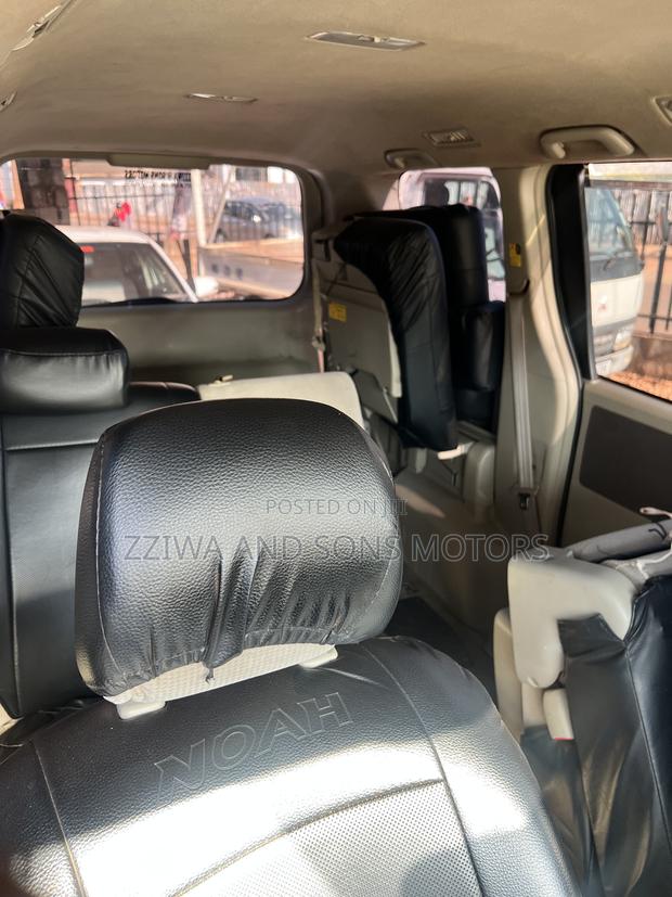 Toyota Noah 2.0 158hp AWD (8 Seater) 2013 White