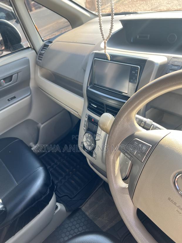 Toyota Noah 2.0 158hp AWD (8 Seater) 2013 White