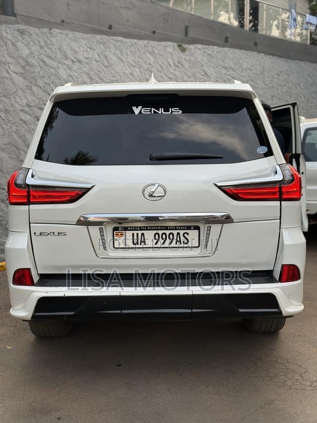 Lexus LX 570 AWD 2018 White