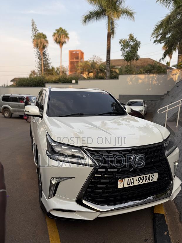 Lexus LX 570 AWD 2018 White