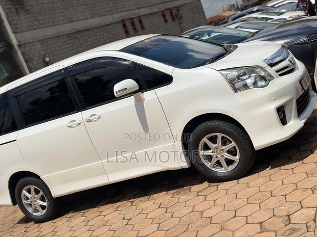Toyota Noah 2.0 143hp AWD (8 Seater) 2011 White